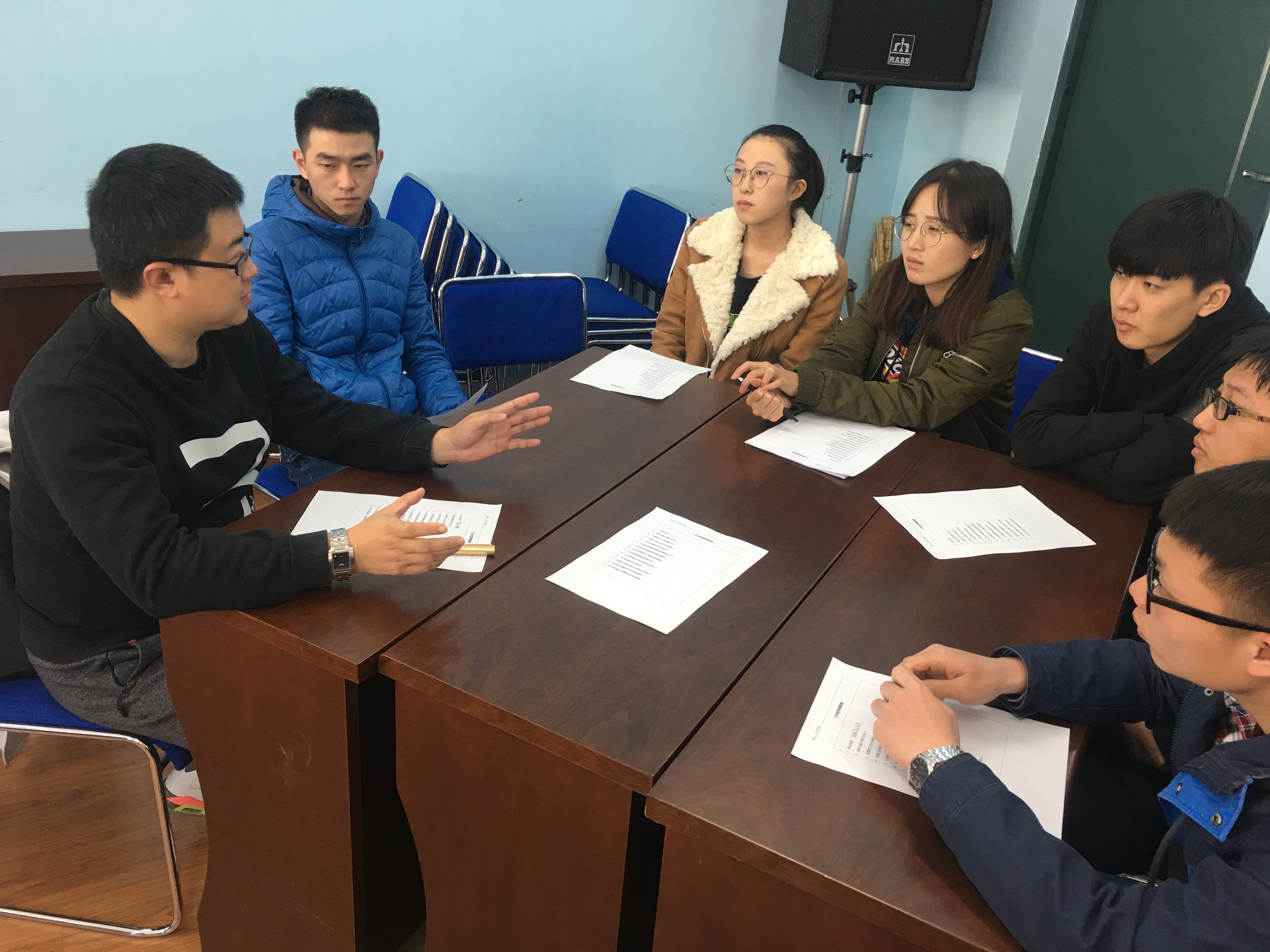 世界的方式方法,并现场开展生涯人物访谈和无领导小组讨论两项活动