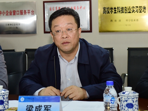 学校领导会见鹤岗市政府调研团一行