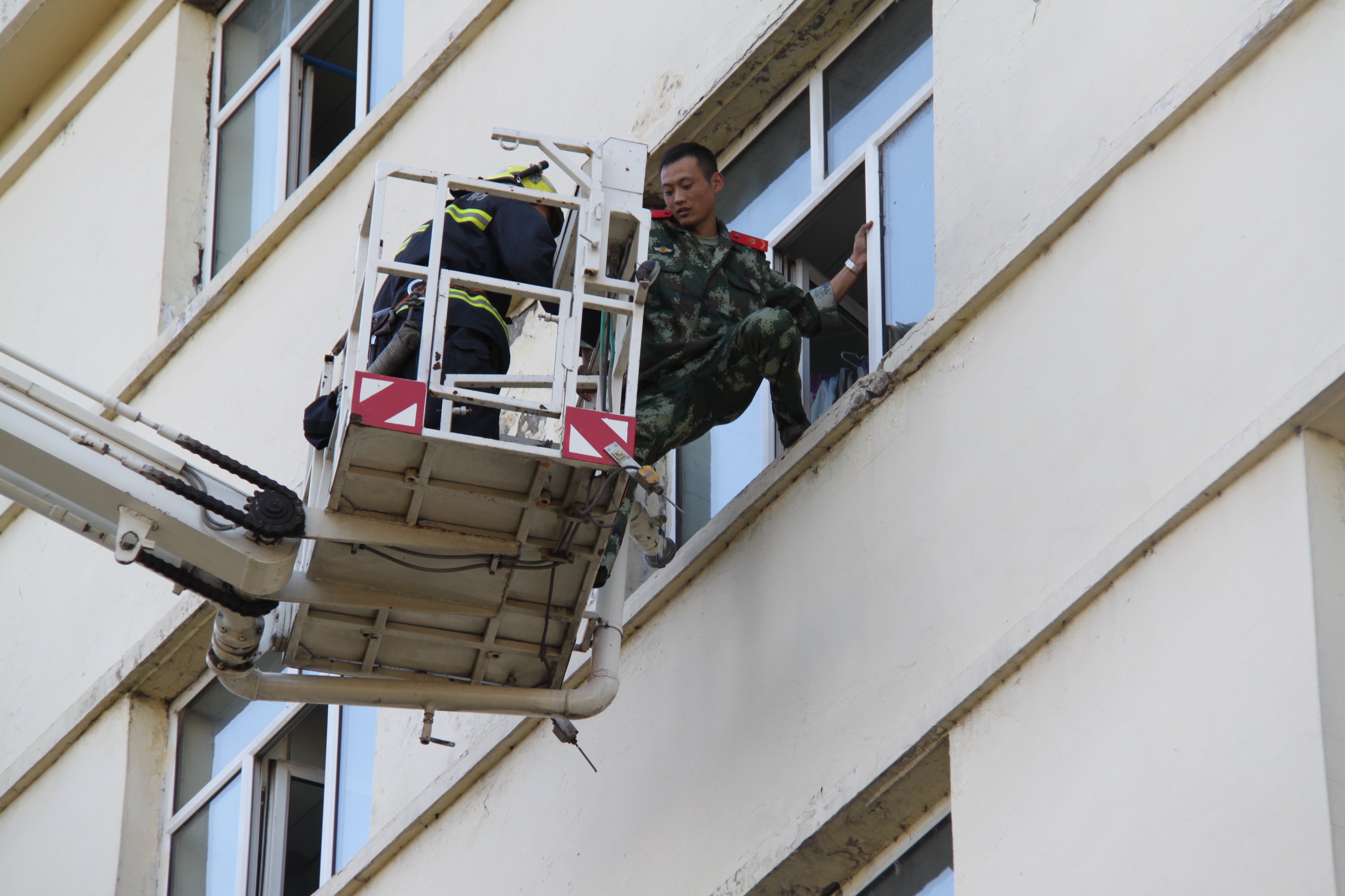 消防官兵高空救援