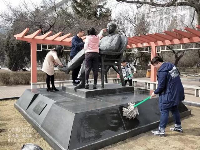 理学院师生祭扫王大珩先生塑像