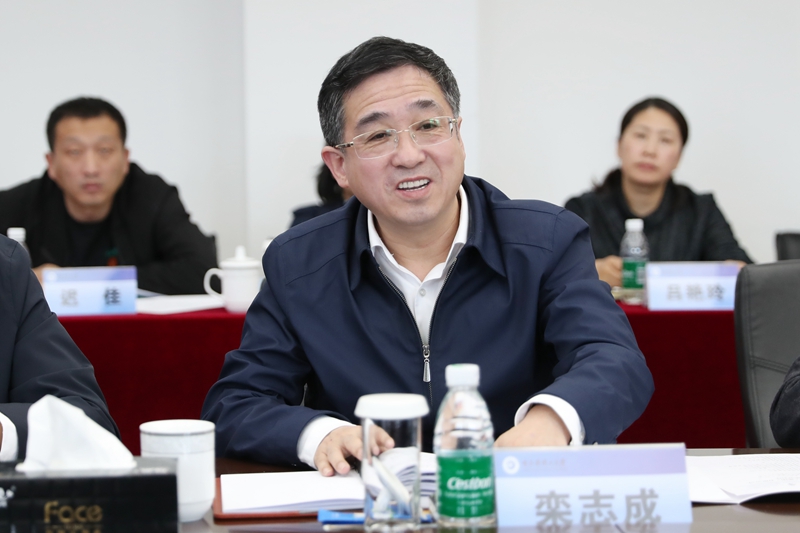 哈尔滨市副市长栾志成同上海爱谱华顿电子科技集团有限公司一行来我校