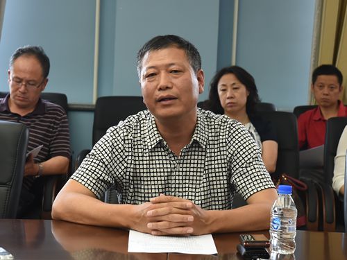 教师公寓项目建设指挥部副指挥,副校长杨春在会上讲话