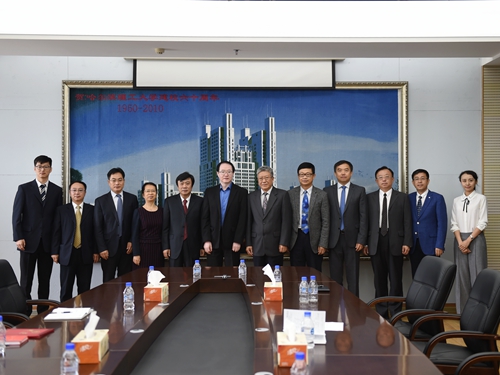 与会人员合影留念申泽骧教授在陈明华教授的陪同下参观实验室申泽骧