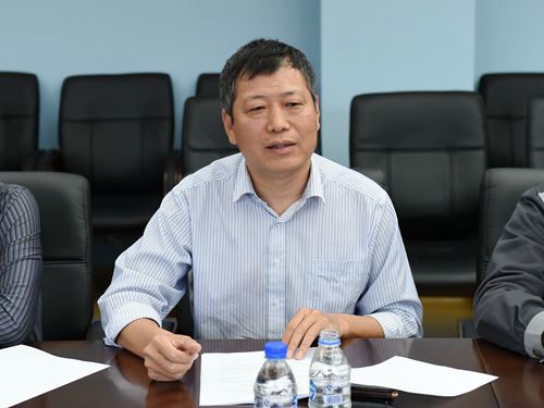 新建教师公寓分配工作组组长,副校长杨春在会上讲话