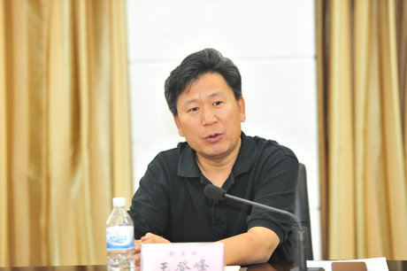 主持汇报会校党委书记赵国刚出席会议校长李大勇致欢迎词副校长武