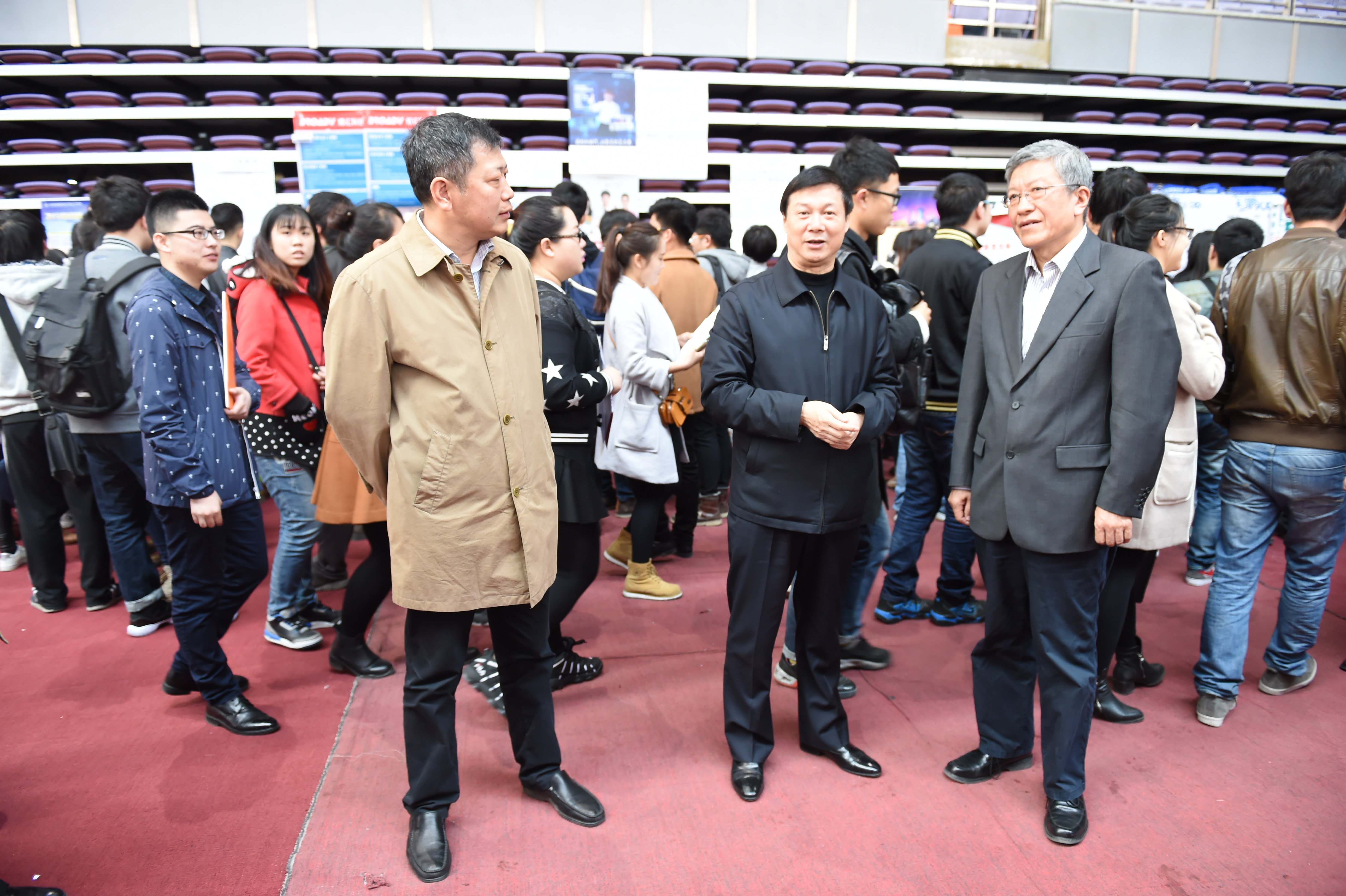 李校长与鹤岗人社局薛文刚局长现场交流李大勇校长在招聘会现场检查