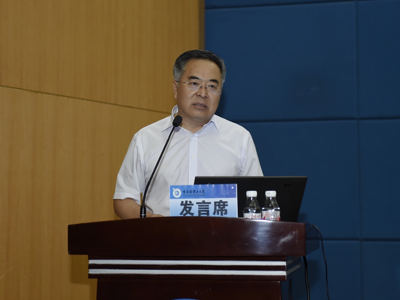 党委书记张洪涛在会上讲话