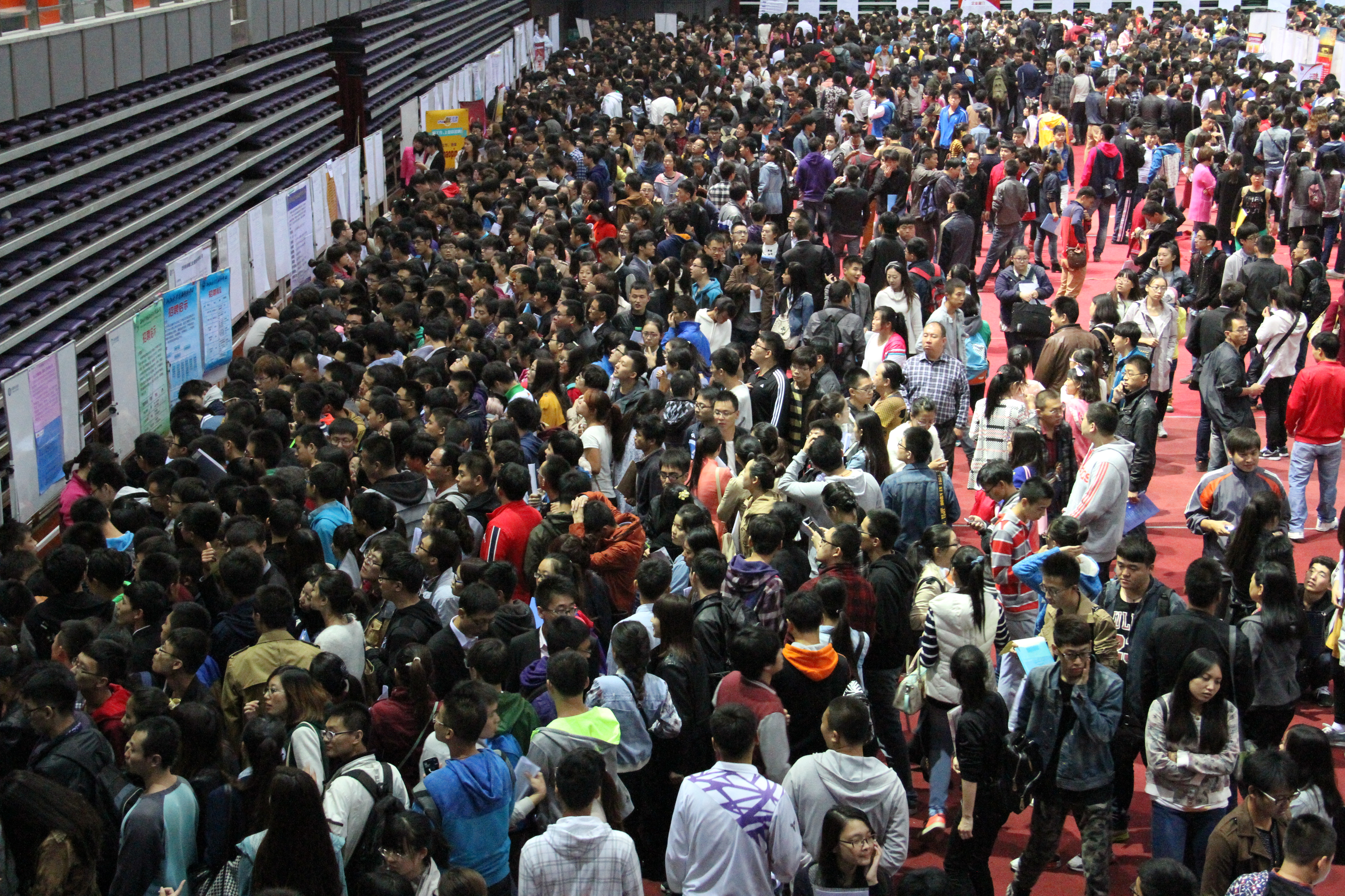 招聘会现场(二)