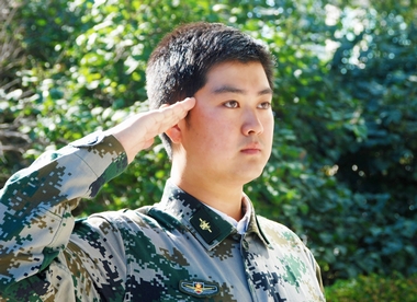 一张年轻但坚毅的面孔,一个忙碌却从容的身影,后备军官学院辅导员