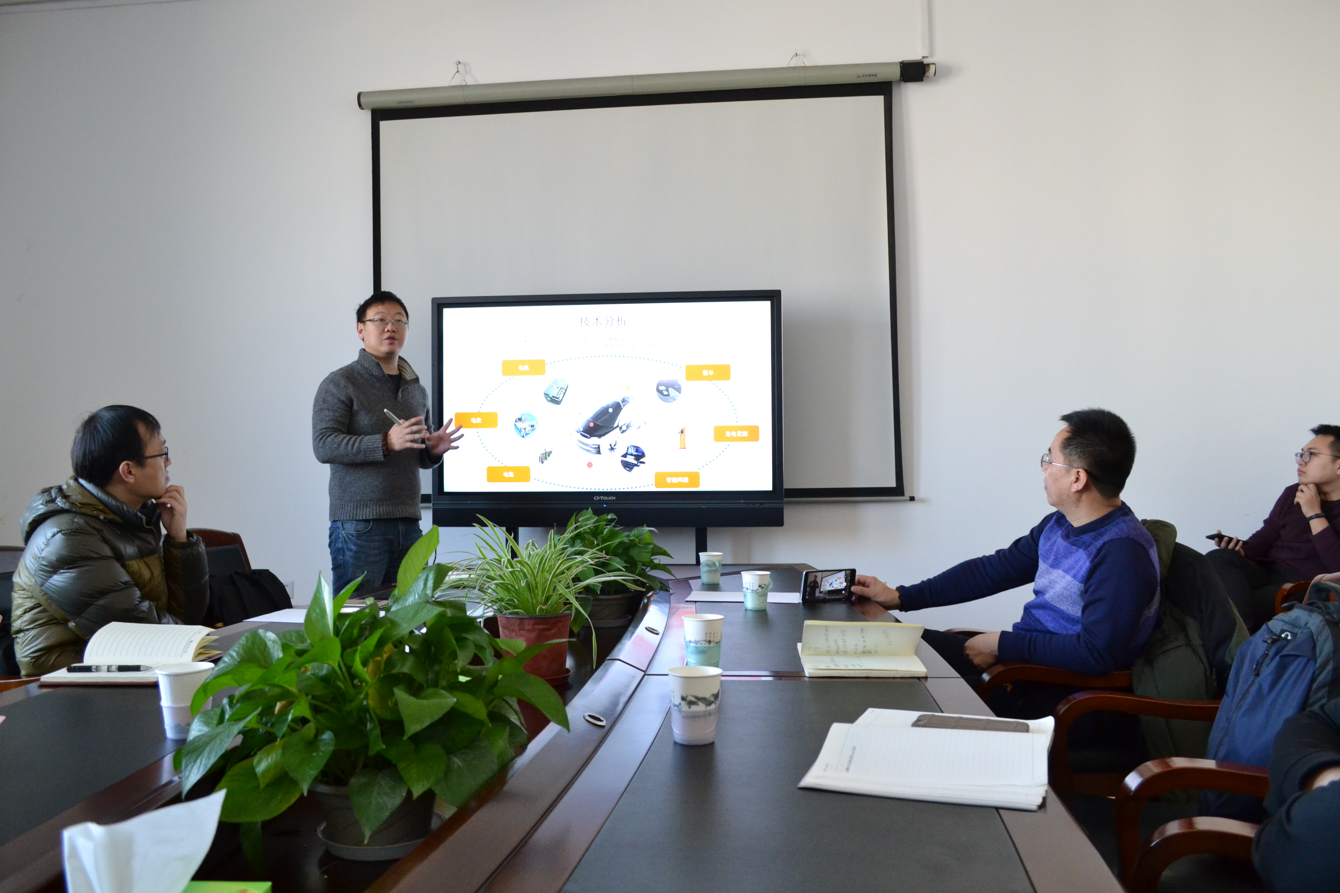 与会专家学者进行学术交流