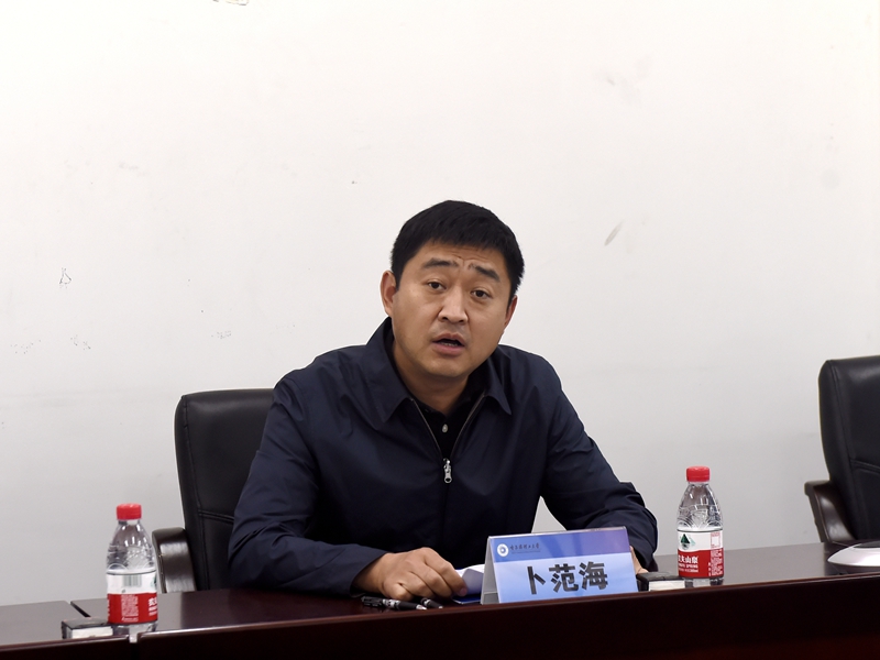 考核组组长,省教育厅副督学卜范海同志讲话校党委书记张洪涛主持会议