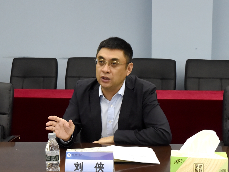 副校长刘侠致欢迎辞并介绍学校食品安全及饮用水安全情况
