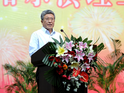 校长李大勇发表讲话党委副书记孟上九主持开学典礼新生代表测通学院