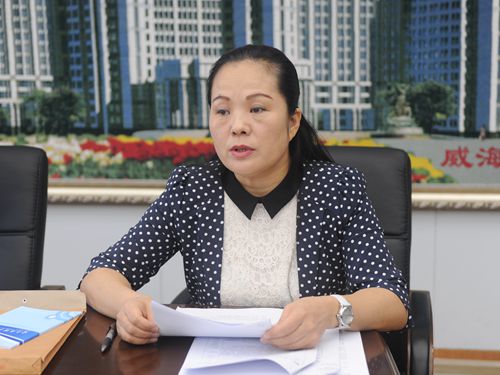 高教研究与教学质量评估中心主任吴秋凤汇报工作