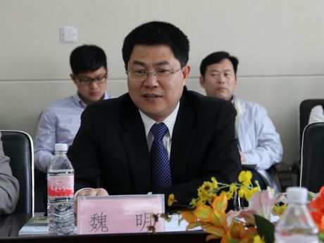 越城区人民政府区长魏明介绍越城区情况越城区人民政府向学校授予"