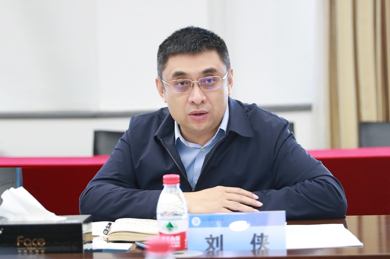 校长刘侠讲话学校办公室主任付尧传达上级文件通知精神会议现场