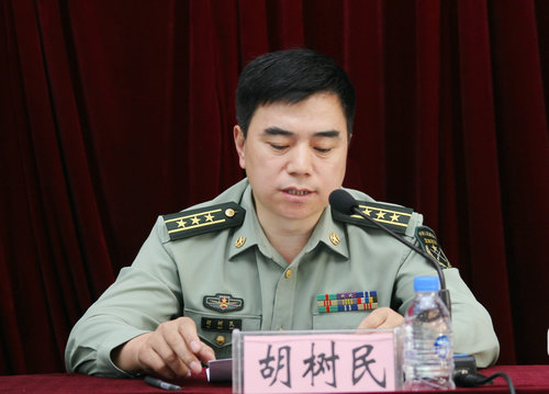 校党委武装部部长单鹂娜主持会议黑龙江省军区征兵宣讲团教员赵新鹏
