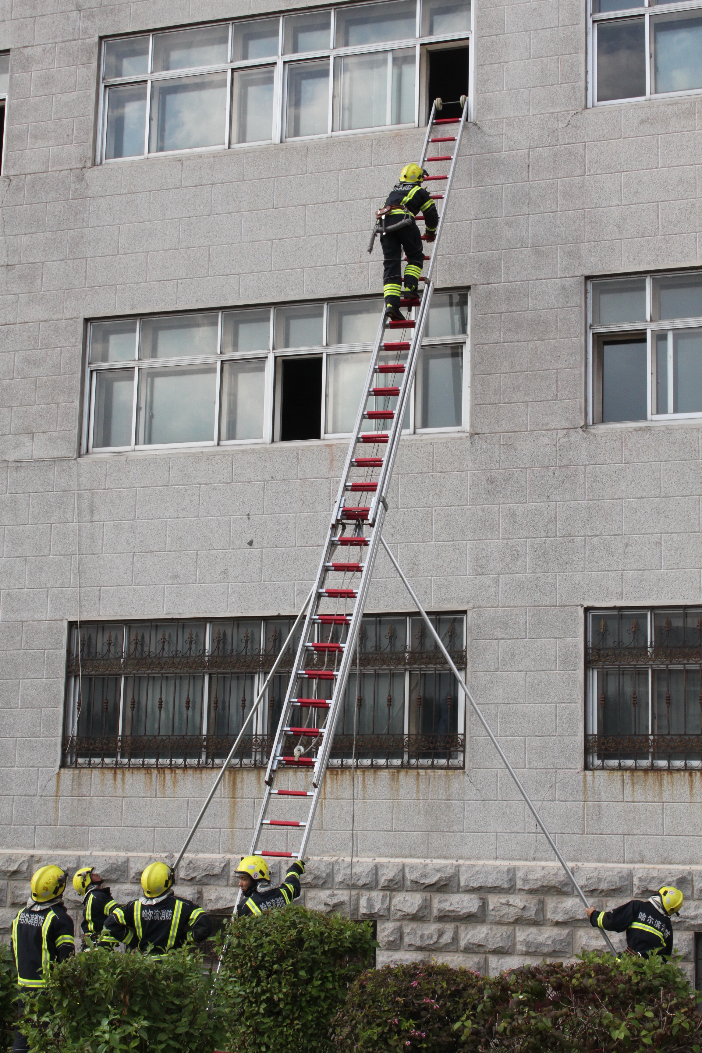 伸缩梯疏散场景