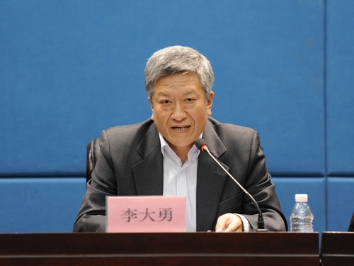 校长李大勇在会上讲话