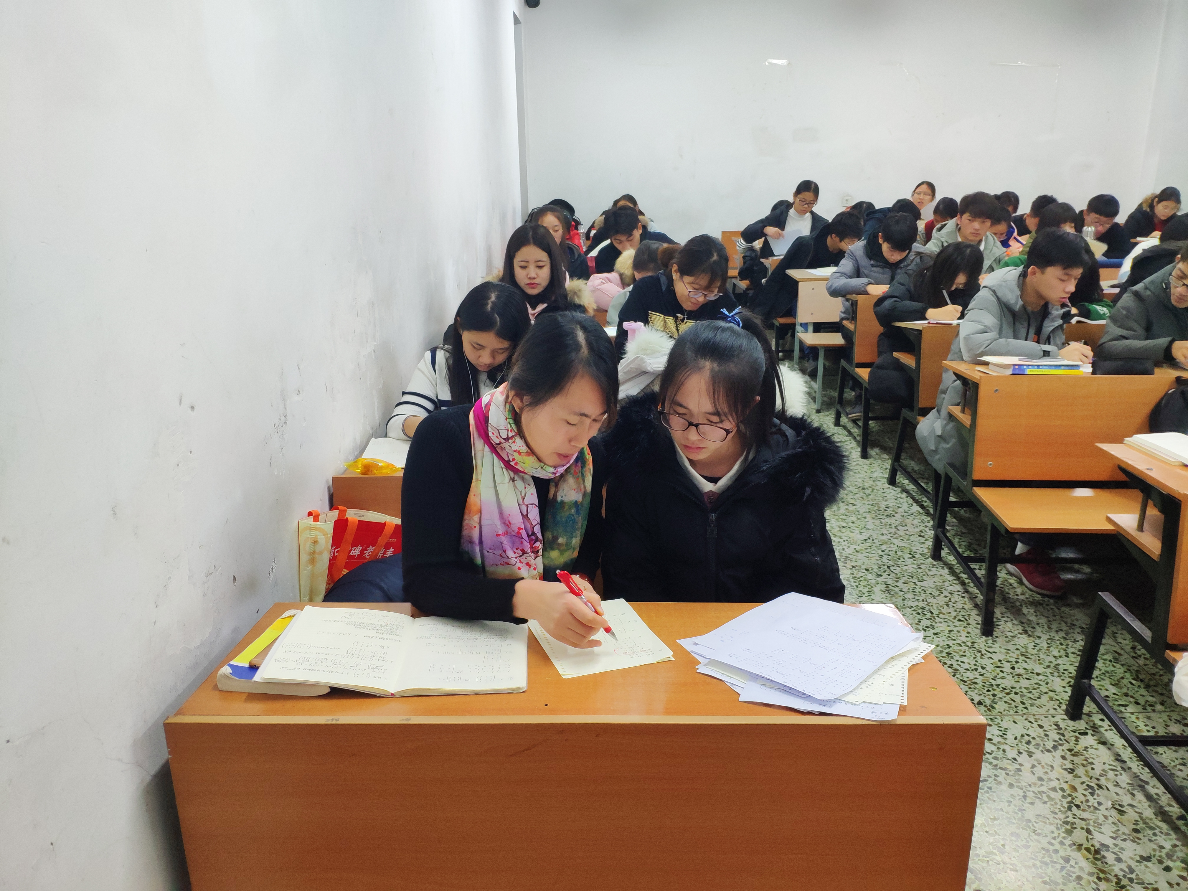 任课教师在晚自习为同学进行难点讲解