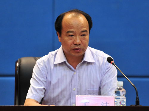 省委组织部部务委员王法宣布省委关于我校干部任免职