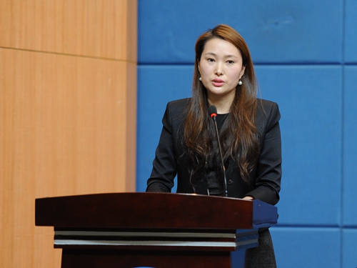 哈尔滨华南城有限公司常务副总经理许洪霞致辞嘉宾为获奖选手颁发奖牌
