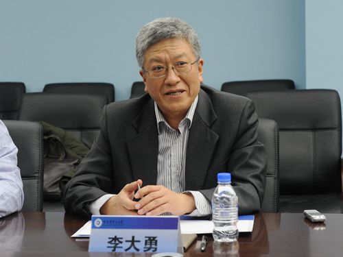 李大勇校长介绍学校基本情况张宏春区长介绍亭湖区经济发展情况郭二军