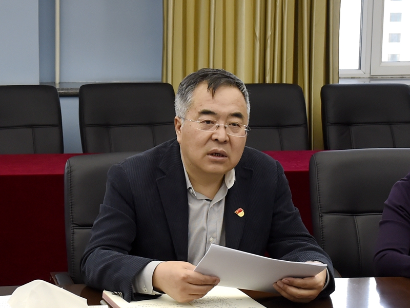 校党委书记张洪涛主持会议并讲话